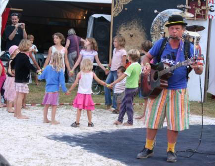 Bill Smith joined by enthusiastic  children dancing to his tunes and beats.  Photo taken by Chrissy Layton, AusNotebook Music & Creative.